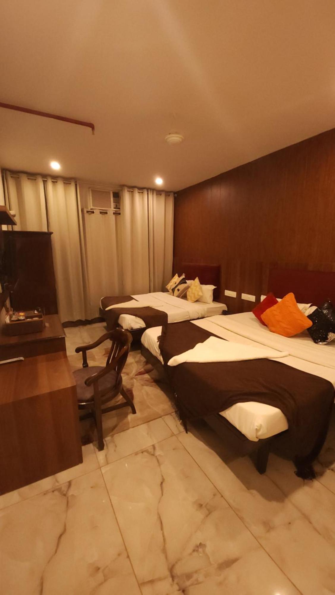 Hotel Vrs Inns Чандигарх Экстерьер фото