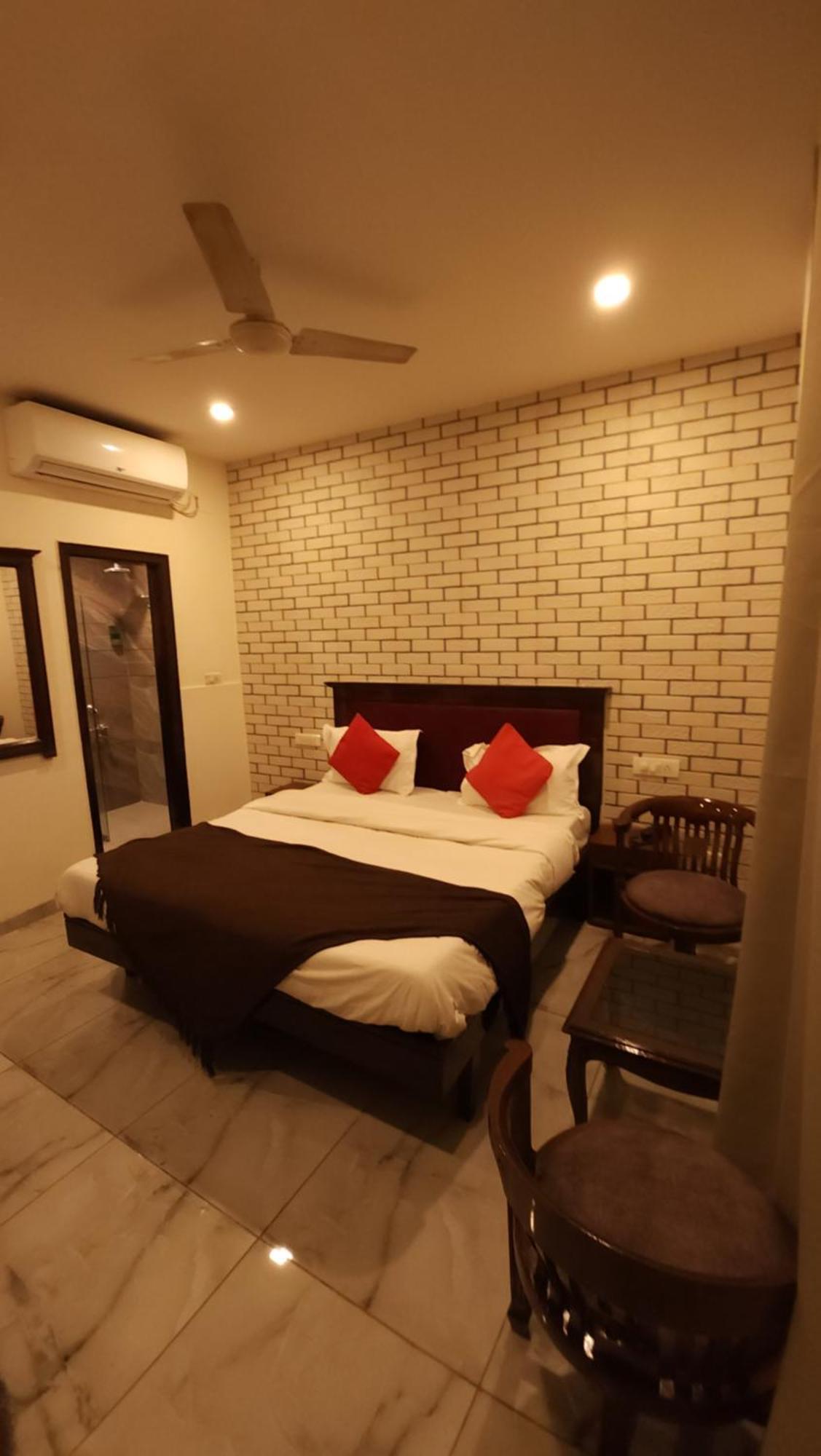 Hotel Vrs Inns Чандигарх Экстерьер фото