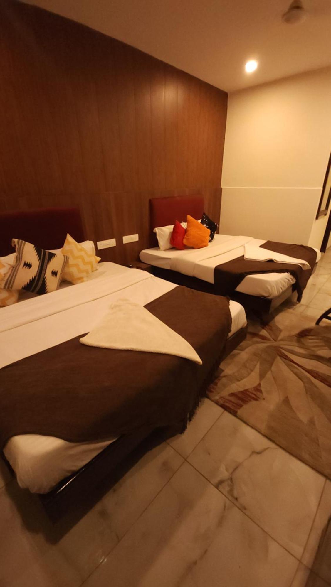 Hotel Vrs Inns Чандигарх Экстерьер фото